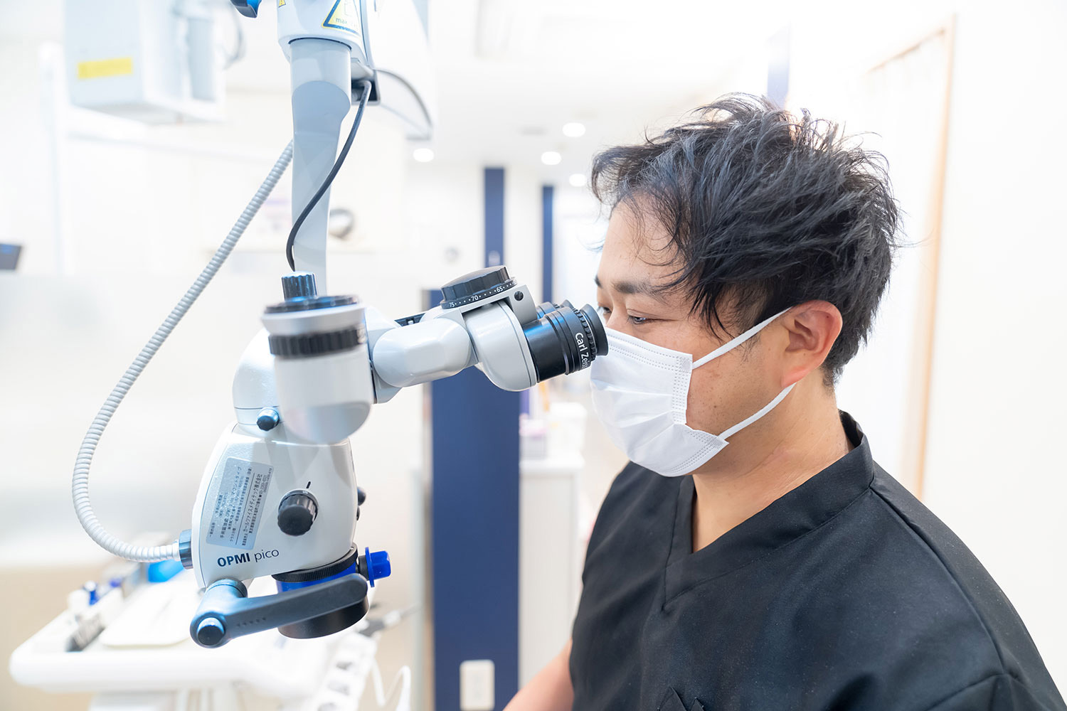高精度の治療を実現「マイクロスコープ」と「高倍率ルーペ」の使用
