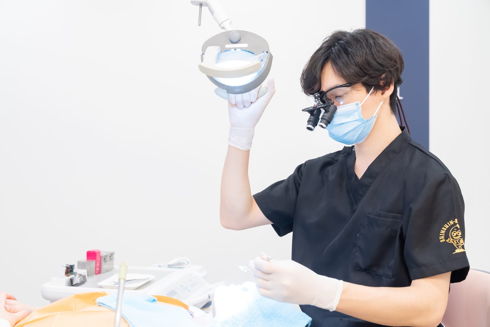 親知らずの状態を確認する歯科医師